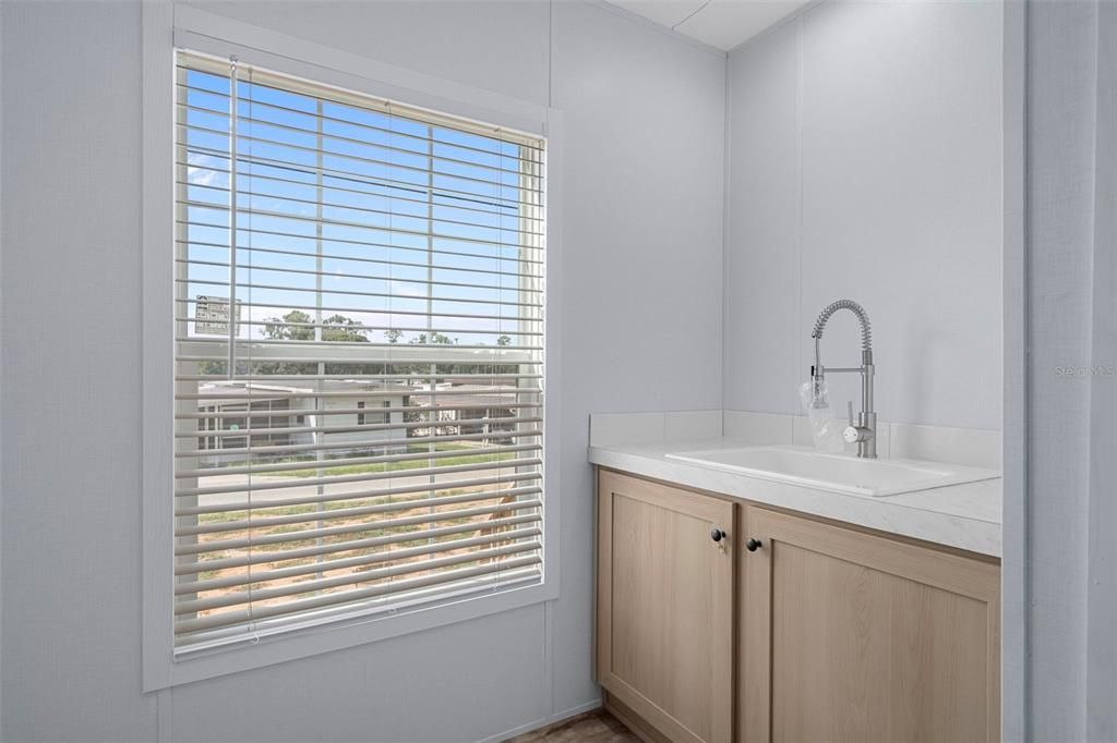 待售: $350,000 (4 贝兹, 2 浴室, 1919 平方英尺)