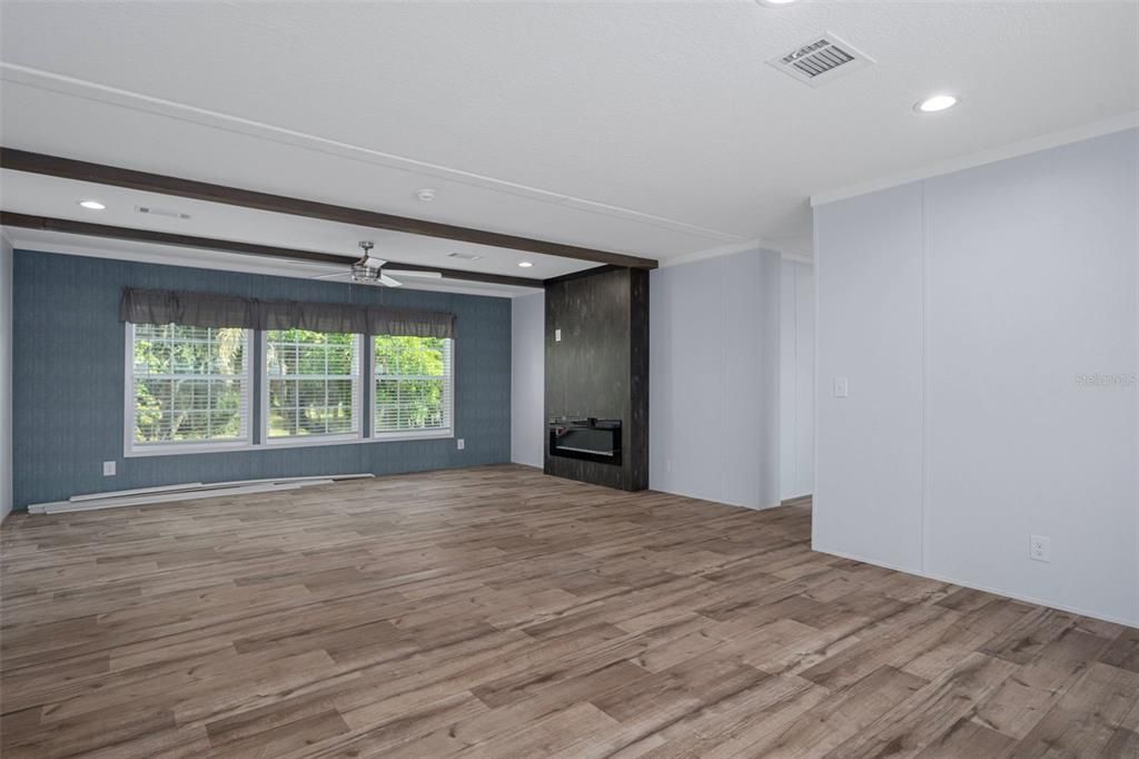 待售: $350,000 (4 贝兹, 2 浴室, 1919 平方英尺)