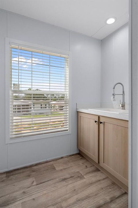 待售: $350,000 (4 贝兹, 2 浴室, 1919 平方英尺)