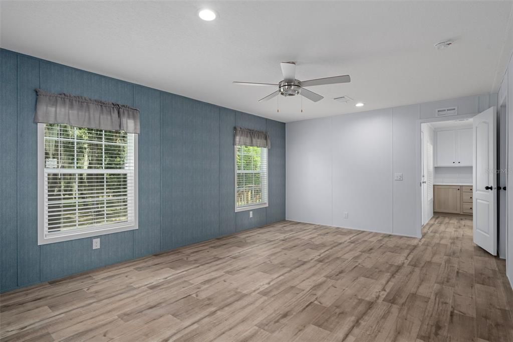 待售: $350,000 (4 贝兹, 2 浴室, 1919 平方英尺)