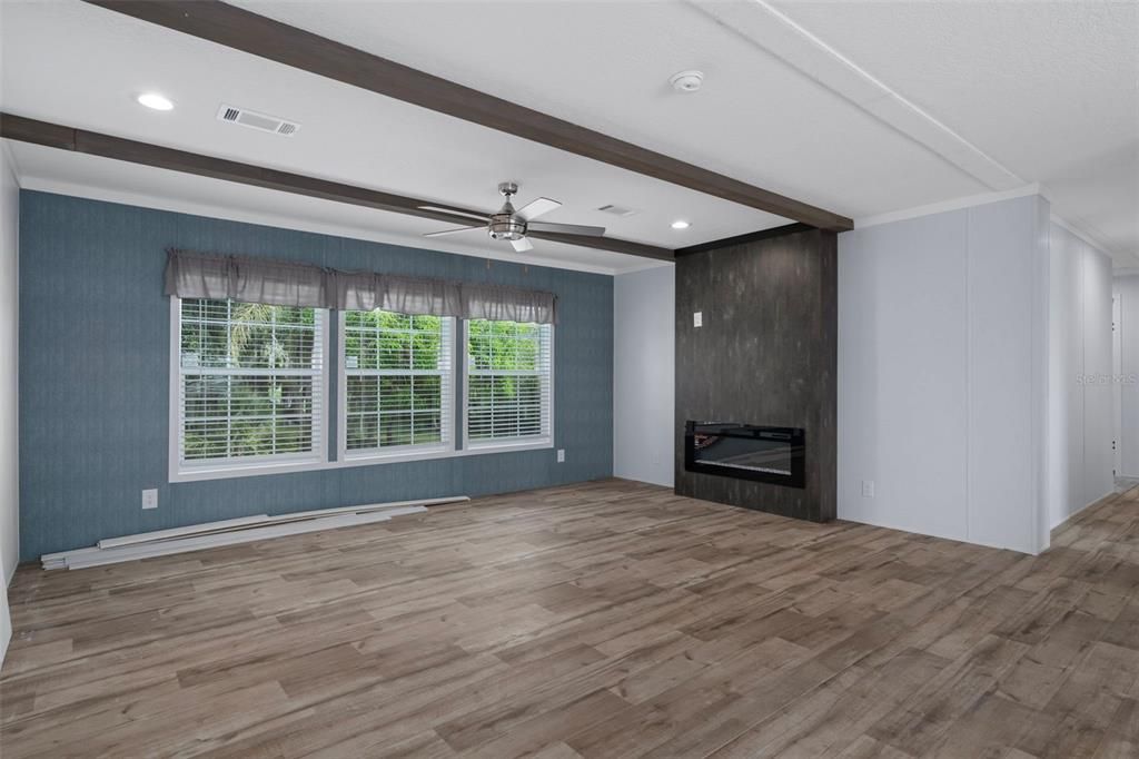 待售: $350,000 (4 贝兹, 2 浴室, 1919 平方英尺)