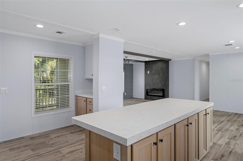 待售: $350,000 (4 贝兹, 2 浴室, 1919 平方英尺)