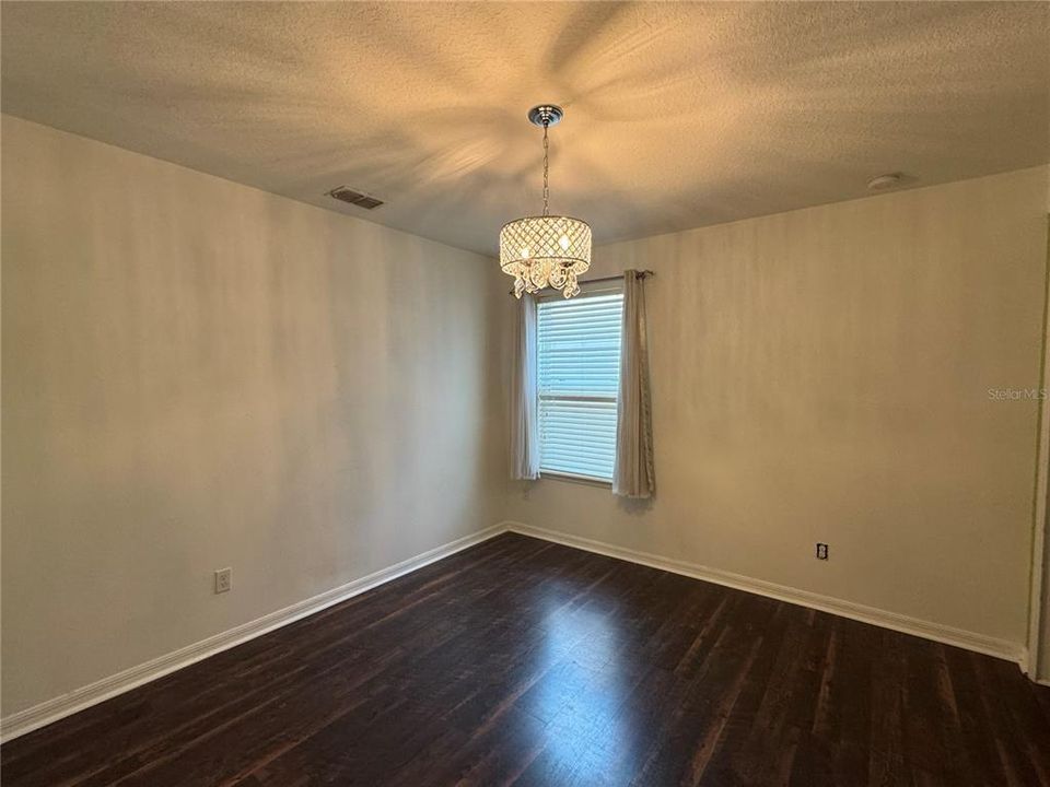 Под контрактом: $490,000 (4 спален, 2 ванн, 1977 Квадратных фут)