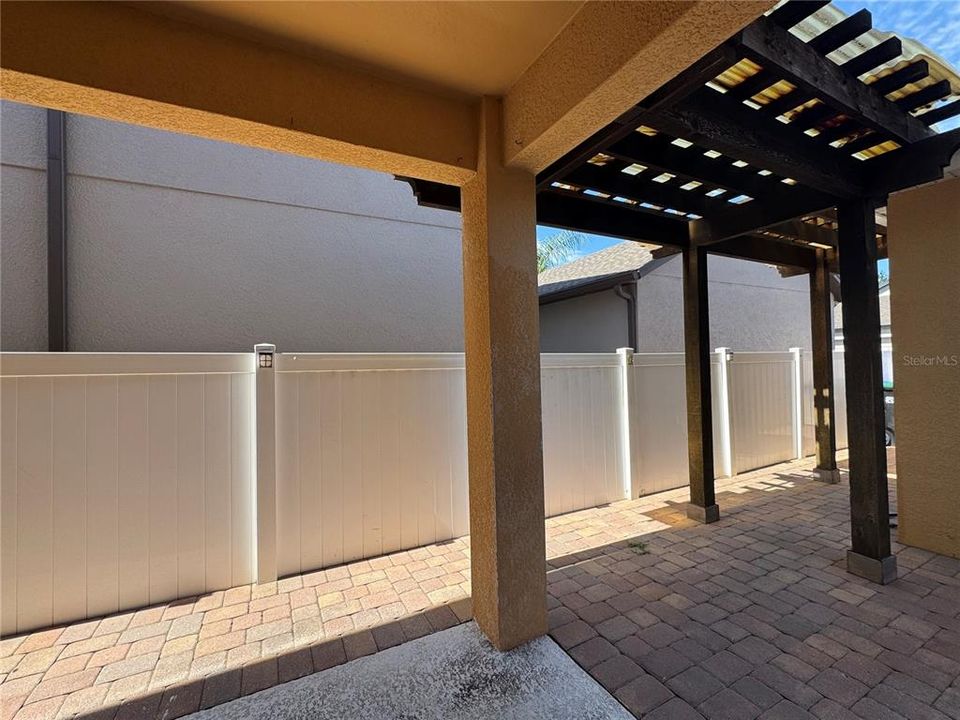 Под контрактом: $490,000 (4 спален, 2 ванн, 1977 Квадратных фут)