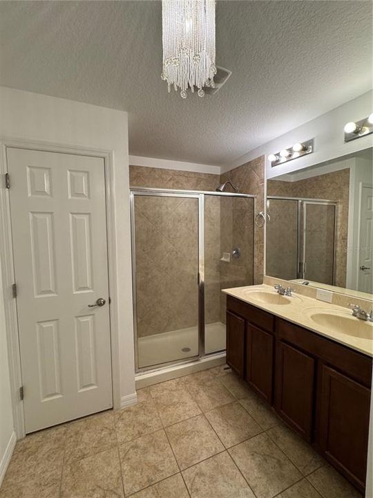 Под контрактом: $490,000 (4 спален, 2 ванн, 1977 Квадратных фут)