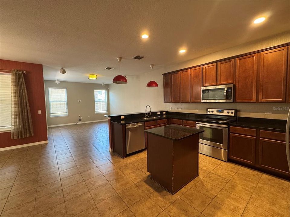 Под контрактом: $490,000 (4 спален, 2 ванн, 1977 Квадратных фут)