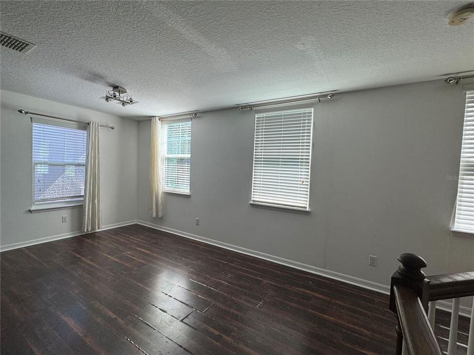 Под контрактом: $490,000 (4 спален, 2 ванн, 1977 Квадратных фут)