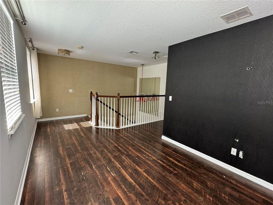 Под контрактом: $490,000 (4 спален, 2 ванн, 1977 Квадратных фут)