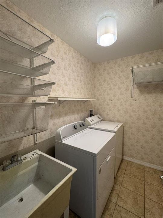 Под контрактом: $490,000 (4 спален, 2 ванн, 1977 Квадратных фут)