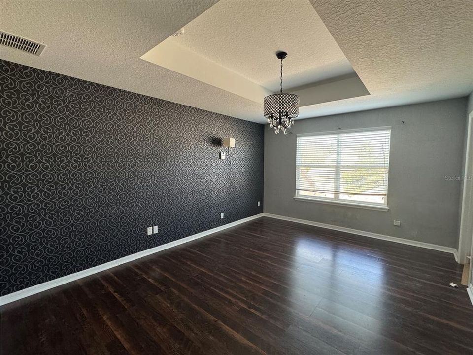 Под контрактом: $490,000 (4 спален, 2 ванн, 1977 Квадратных фут)