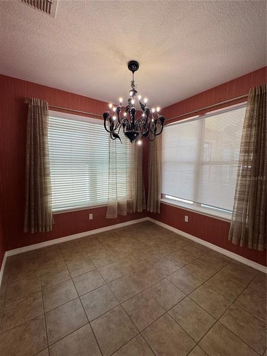 Под контрактом: $490,000 (4 спален, 2 ванн, 1977 Квадратных фут)