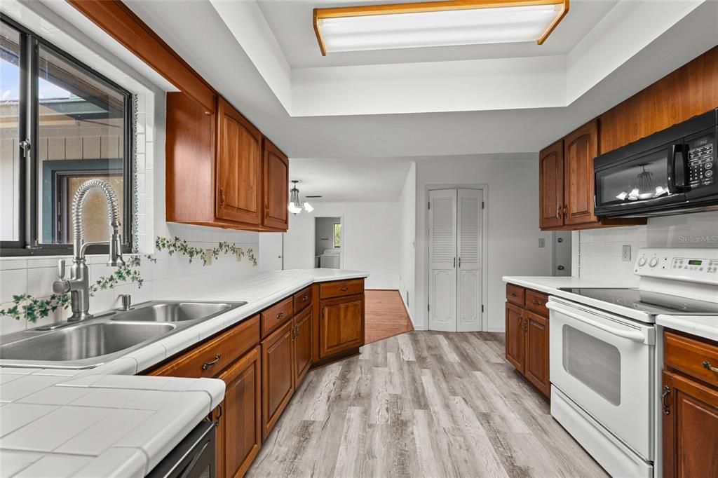 Active With Contract: $370,000 (3 beds, 2 baths, 1708 Square Feet)