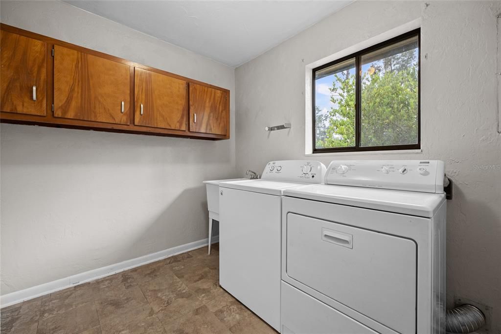 Active With Contract: $370,000 (3 beds, 2 baths, 1708 Square Feet)