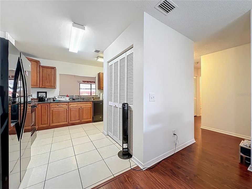 Под контрактом: $249,000 (2 спален, 2 ванн, 1103 Квадратных фут)