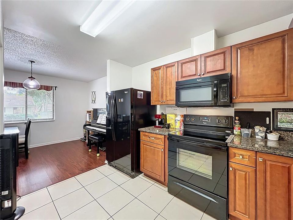 Под контрактом: $249,000 (2 спален, 2 ванн, 1103 Квадратных фут)