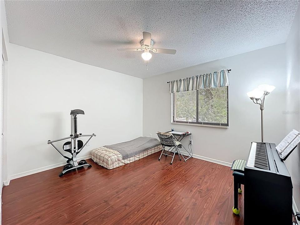 Под контрактом: $249,000 (2 спален, 2 ванн, 1103 Квадратных фут)