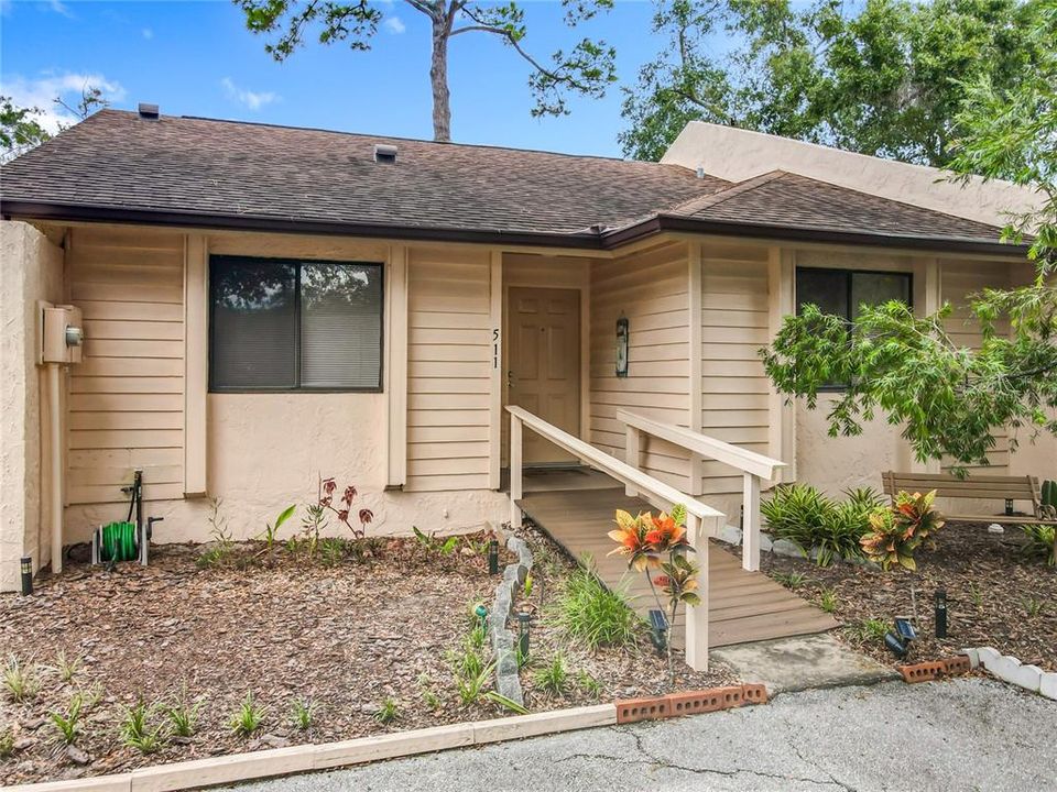 Под контрактом: $249,000 (2 спален, 2 ванн, 1103 Квадратных фут)