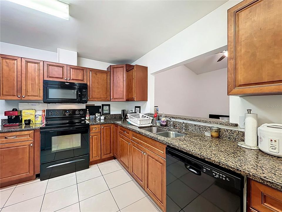 Под контрактом: $249,000 (2 спален, 2 ванн, 1103 Квадратных фут)