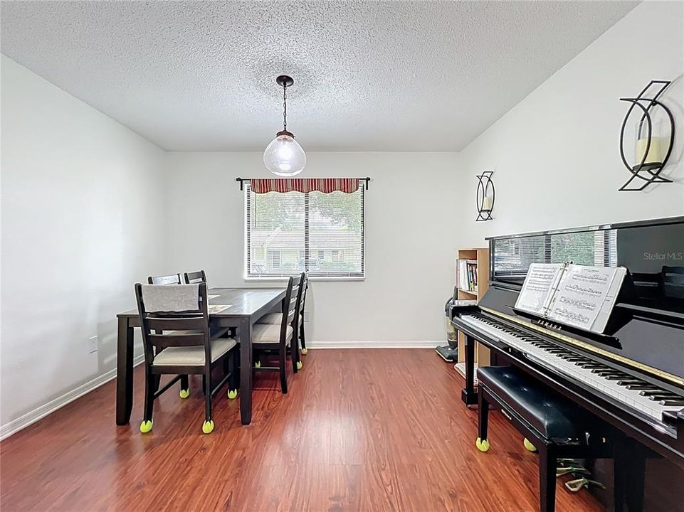 Под контрактом: $249,000 (2 спален, 2 ванн, 1103 Квадратных фут)