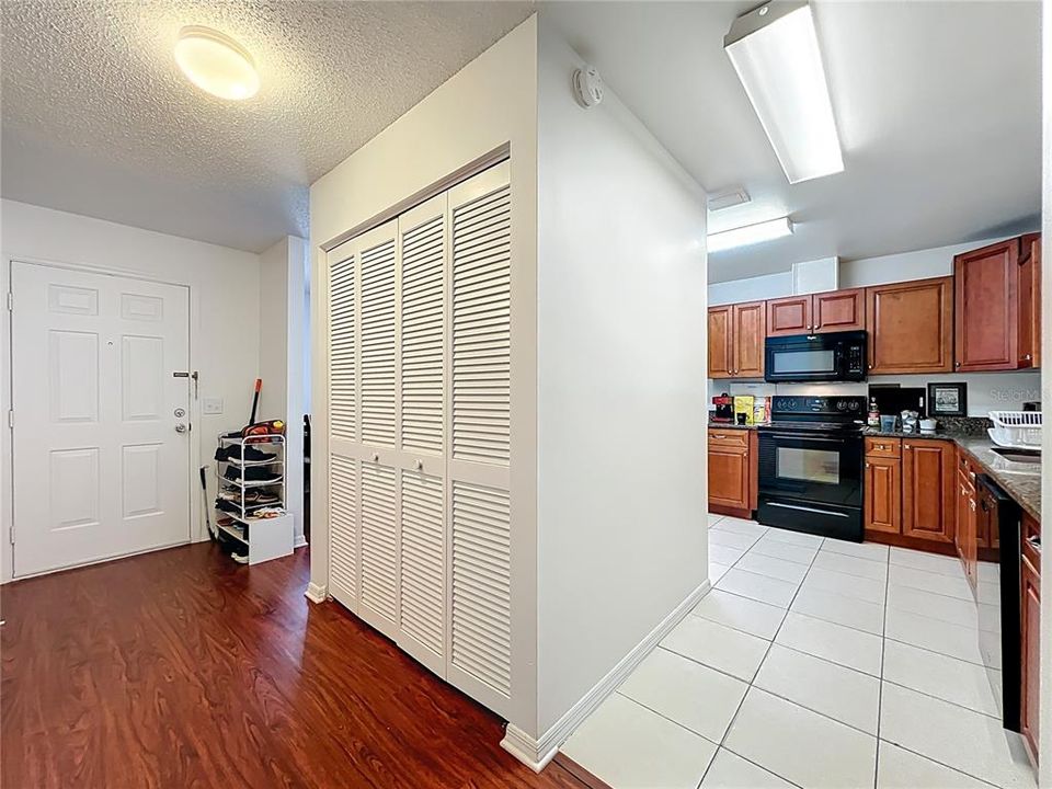 Под контрактом: $249,000 (2 спален, 2 ванн, 1103 Квадратных фут)