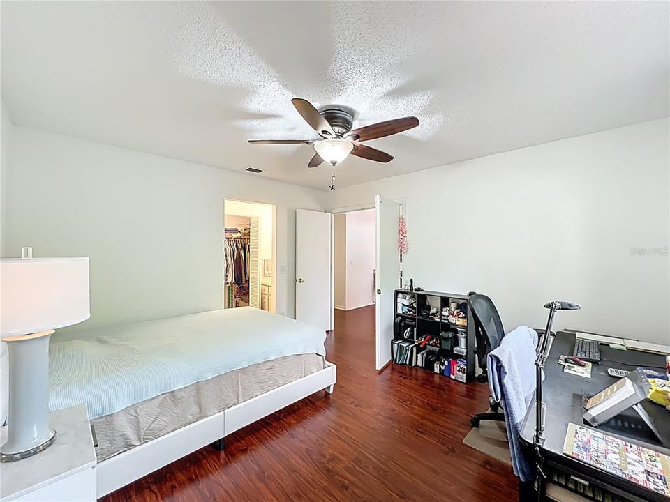 Под контрактом: $249,000 (2 спален, 2 ванн, 1103 Квадратных фут)