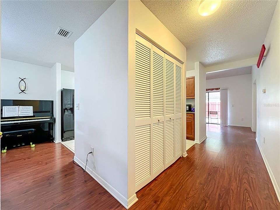 Под контрактом: $249,000 (2 спален, 2 ванн, 1103 Квадратных фут)