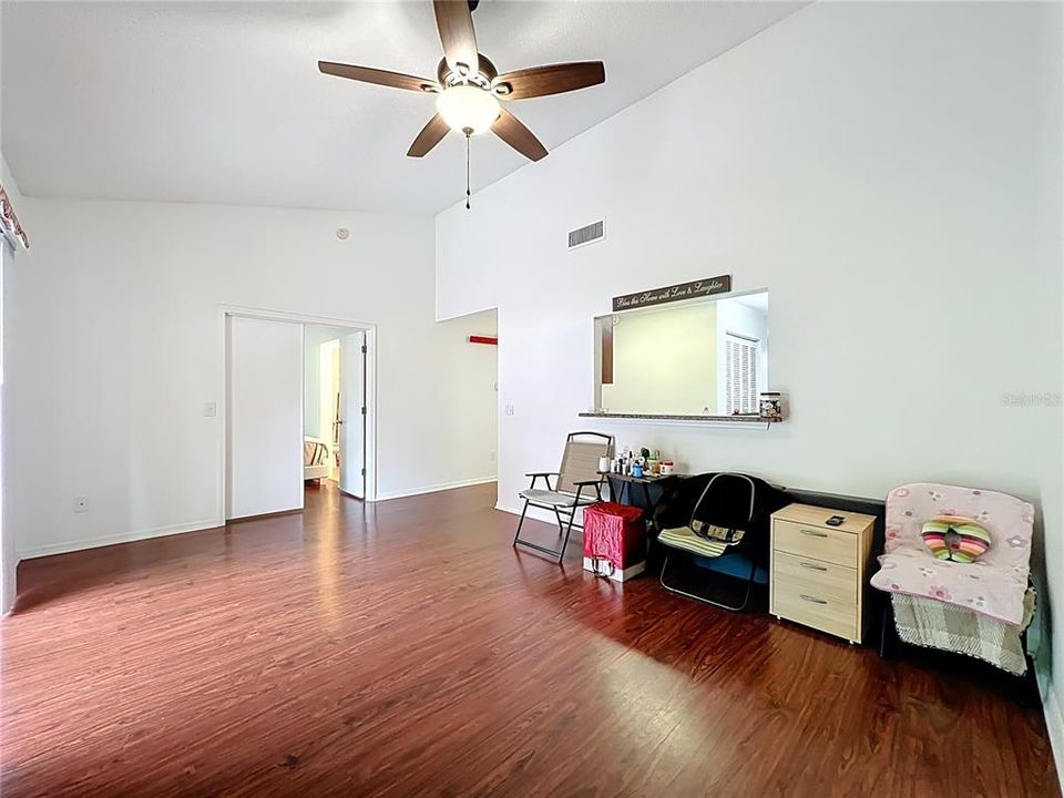 Под контрактом: $249,000 (2 спален, 2 ванн, 1103 Квадратных фут)