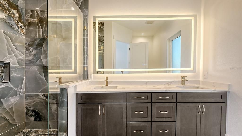 En Venta: $2,399,999 (6 camas, 4 baños, 3753 Pies cuadrados)