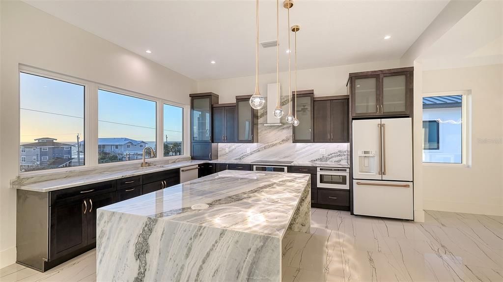 En Venta: $2,399,999 (6 camas, 4 baños, 3753 Pies cuadrados)