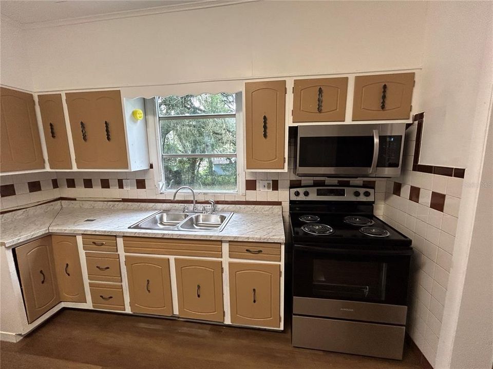 На продажу: $189,900 (4 спален, 2 ванн, 1942 Квадратных фут)