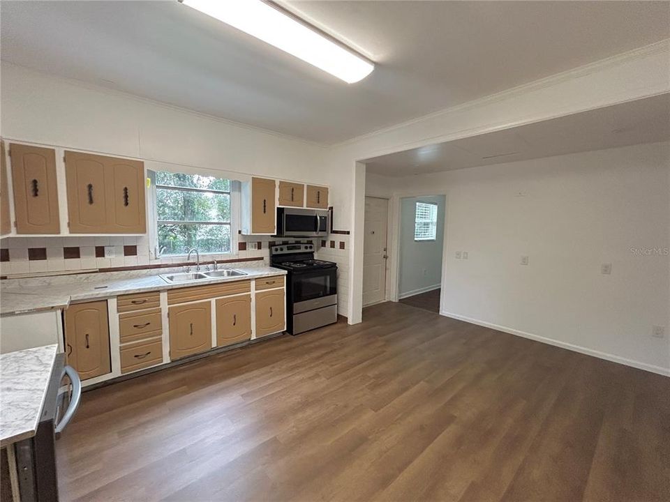 На продажу: $189,900 (4 спален, 2 ванн, 1942 Квадратных фут)