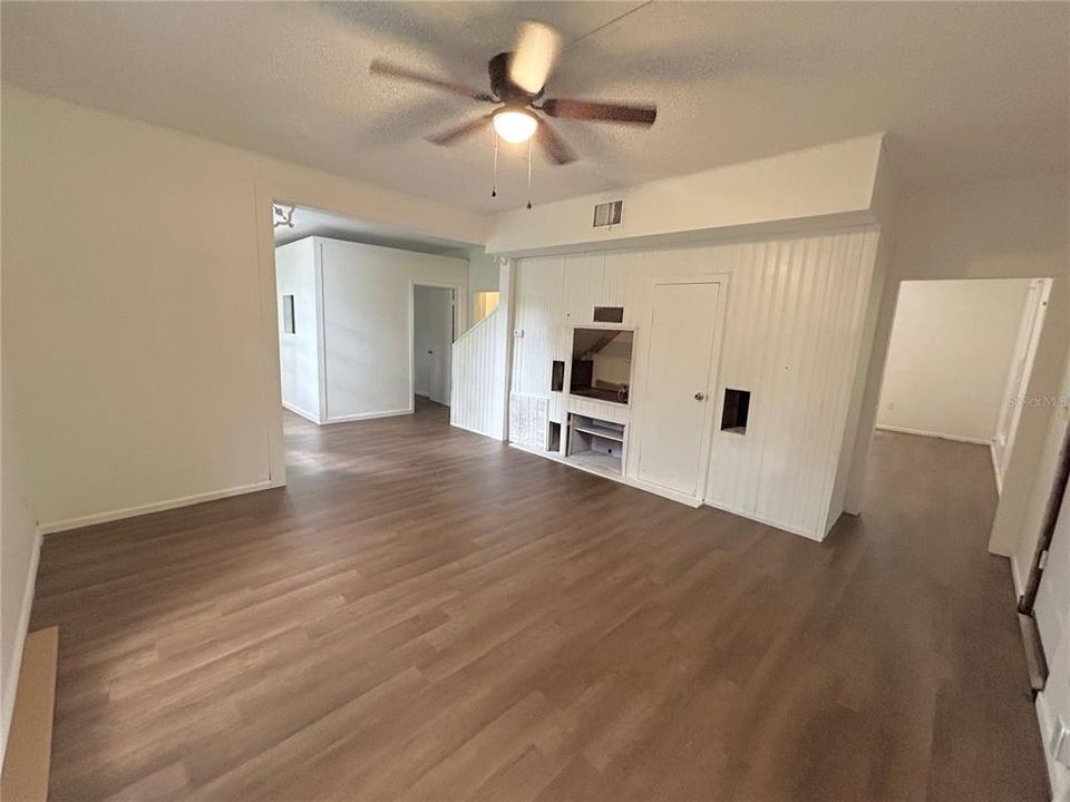 На продажу: $189,900 (4 спален, 2 ванн, 1942 Квадратных фут)