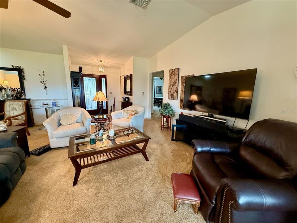 合同活跃: $215,000 (2 贝兹, 2 浴室, 1661 平方英尺)