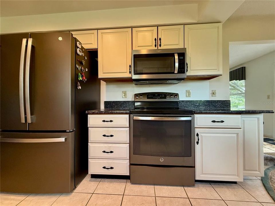 合同活跃: $215,000 (2 贝兹, 2 浴室, 1661 平方英尺)