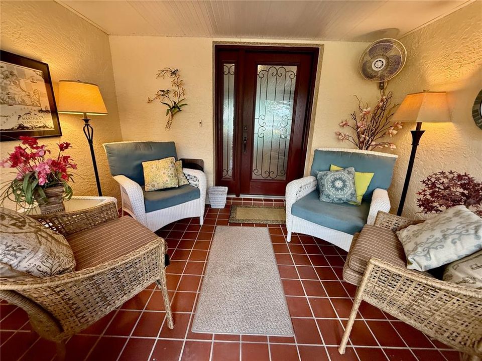 合同活跃: $215,000 (2 贝兹, 2 浴室, 1661 平方英尺)