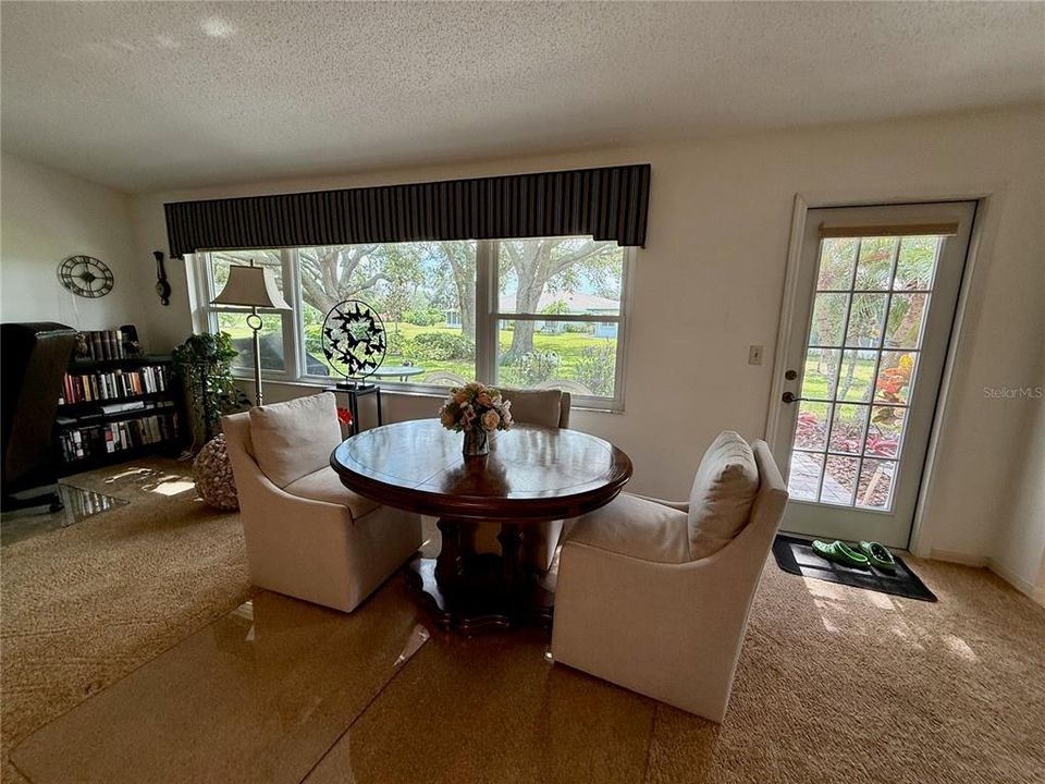 合同活跃: $215,000 (2 贝兹, 2 浴室, 1661 平方英尺)