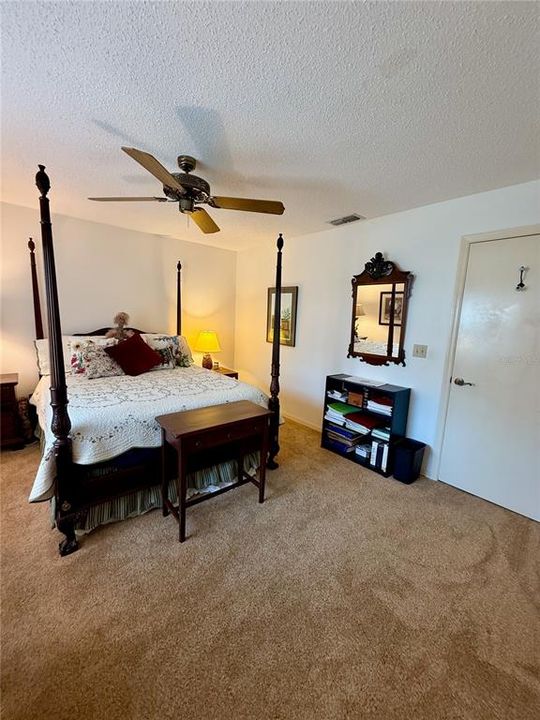 合同活跃: $215,000 (2 贝兹, 2 浴室, 1661 平方英尺)