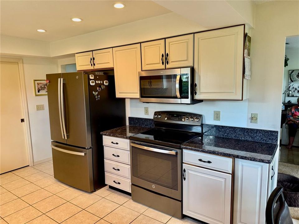 合同活跃: $215,000 (2 贝兹, 2 浴室, 1661 平方英尺)