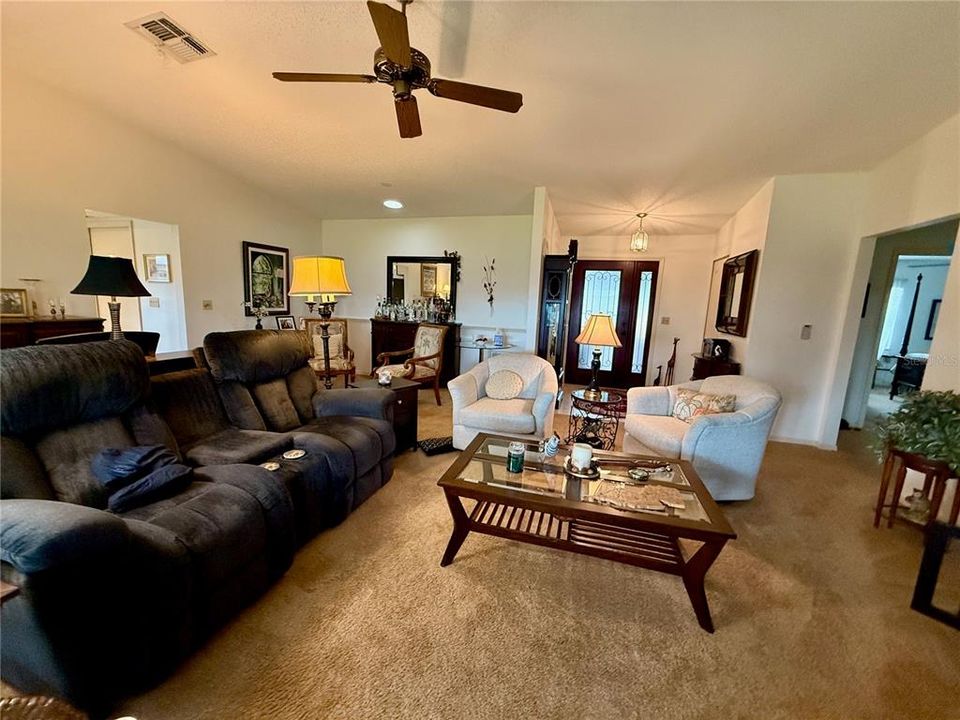 合同活跃: $215,000 (2 贝兹, 2 浴室, 1661 平方英尺)