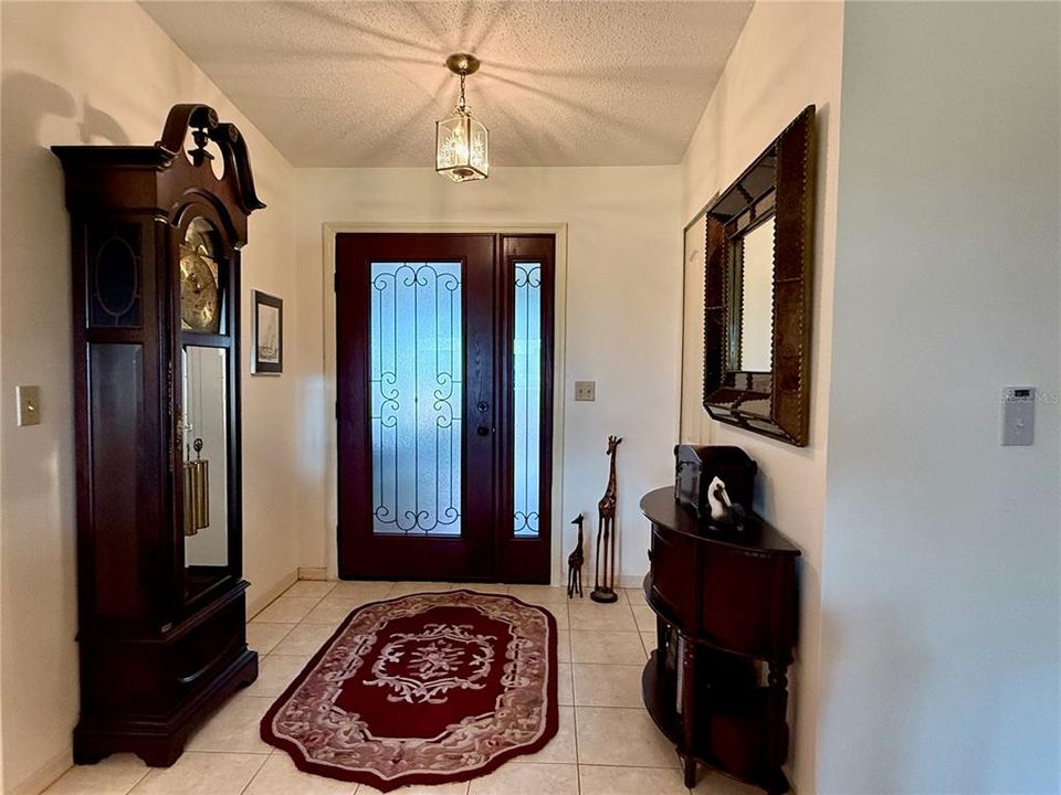 合同活跃: $215,000 (2 贝兹, 2 浴室, 1661 平方英尺)