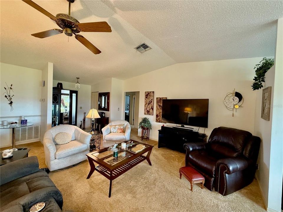 合同活跃: $215,000 (2 贝兹, 2 浴室, 1661 平方英尺)