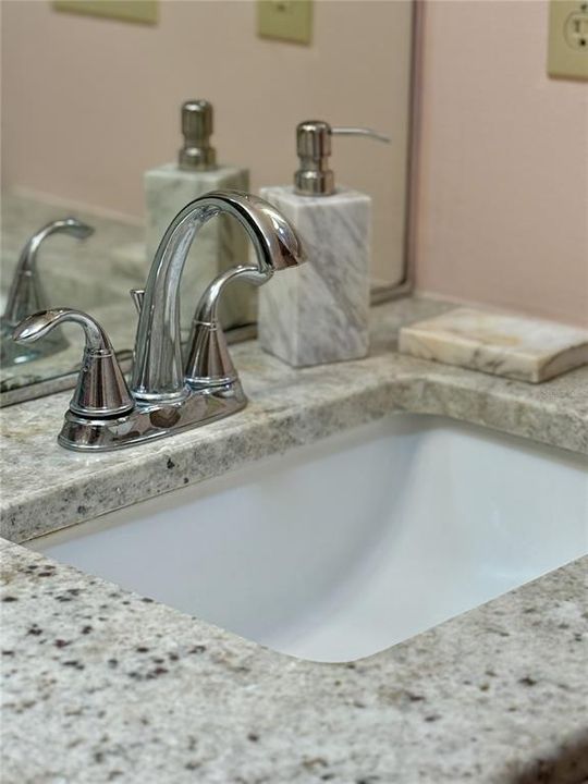 合同活跃: $215,000 (2 贝兹, 2 浴室, 1661 平方英尺)