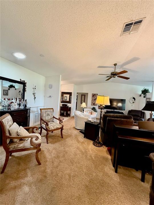 合同活跃: $215,000 (2 贝兹, 2 浴室, 1661 平方英尺)