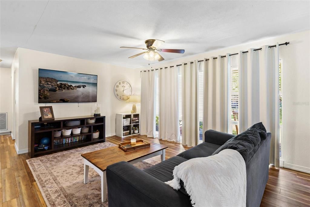 Activo con contrato: $275,000 (2 camas, 2 baños, 1551 Pies cuadrados)