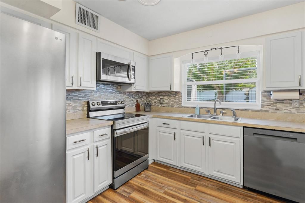 Activo con contrato: $275,000 (2 camas, 2 baños, 1551 Pies cuadrados)