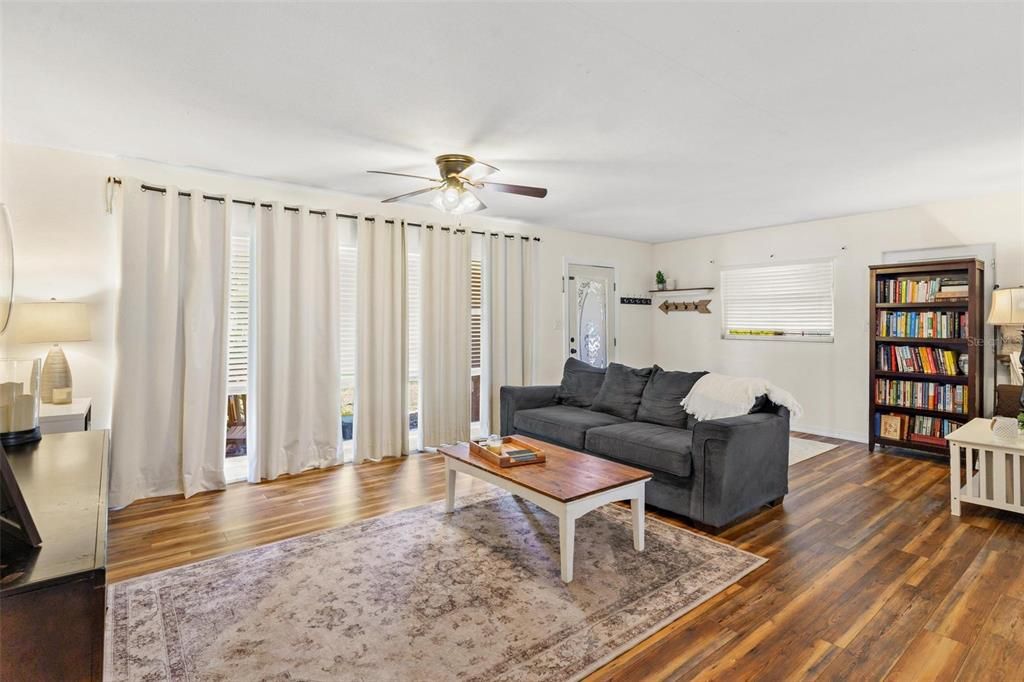 Activo con contrato: $275,000 (2 camas, 2 baños, 1551 Pies cuadrados)