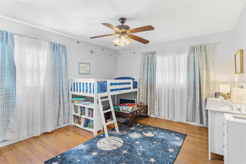 Activo con contrato: $275,000 (2 camas, 2 baños, 1551 Pies cuadrados)