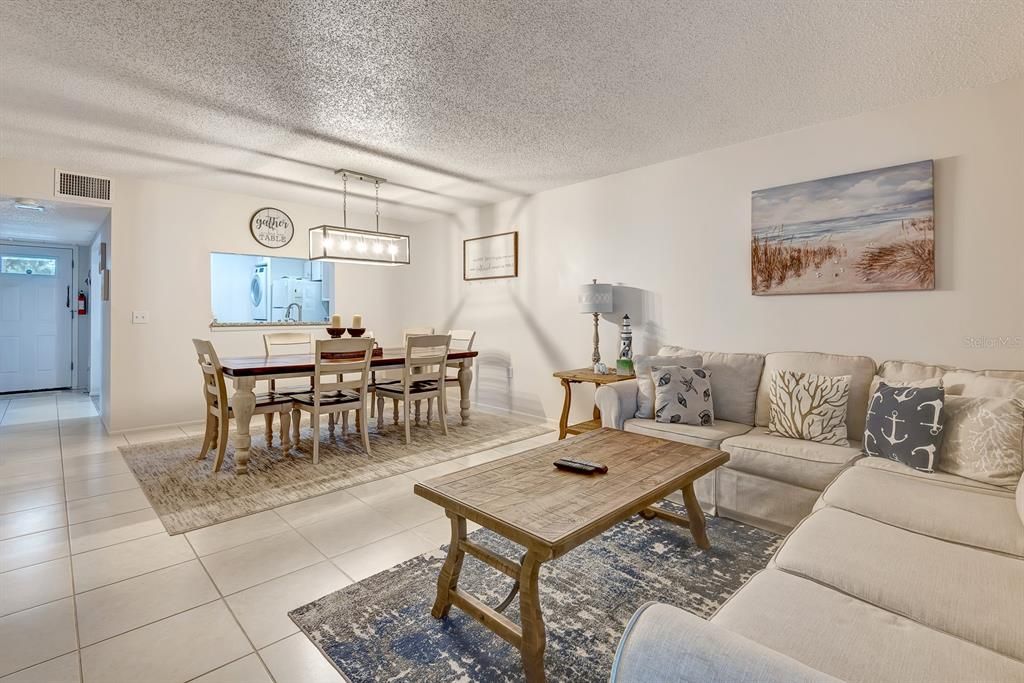 出租: $2,250 (2 贝兹, 2 浴室, 1304 平方英尺)