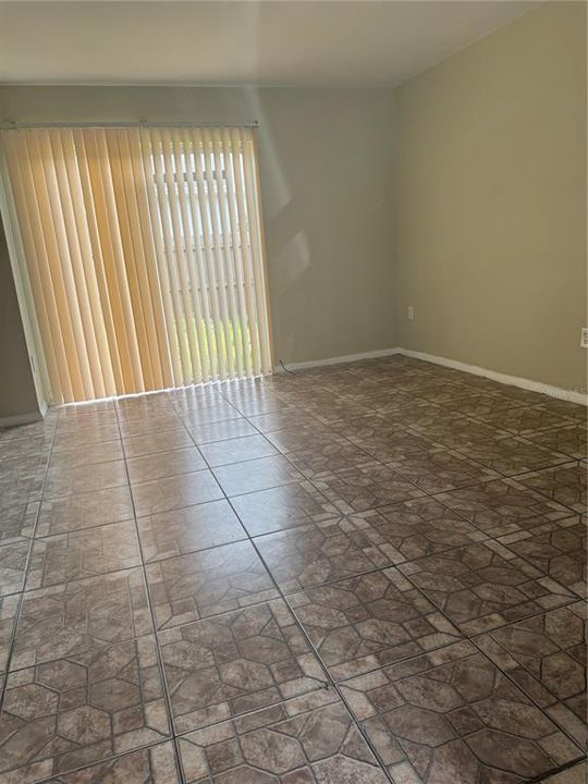 出租: $1,600 (2 贝兹, 1 浴室, 11520 平方英尺)