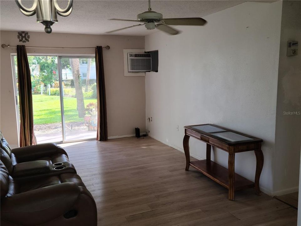 待售: $85,000 (1 贝兹, 1 浴室, 576 平方英尺)